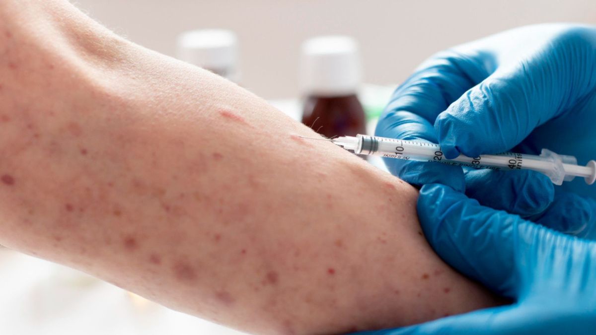 Sobre los viajeros, el experto recomendó que las personas entre 11 y 59 años que se desplacen al Mundial se apliquen una dosis si no están seguras de haber sido vacunadas.