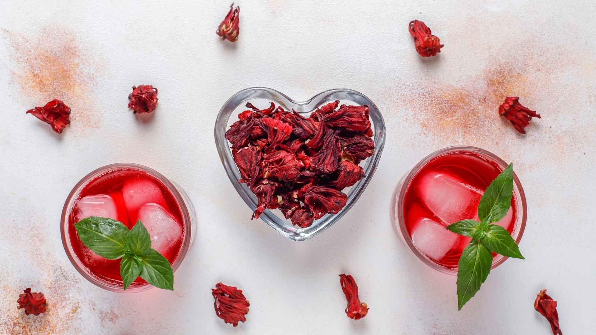 Cálices de flor de jamaica utilizados para preparar infusiones que forman parte de la alimentación en varios países.