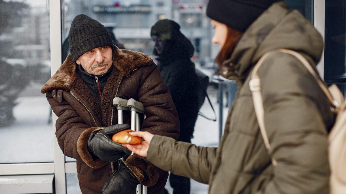 Las imágenes muestran una modalidad de robo que se hace sin intimidación, que se ejecuta mediante engaños, permitiendo a los delincuentes acercarse a la víctima y cometer el delito en pocos segundos.