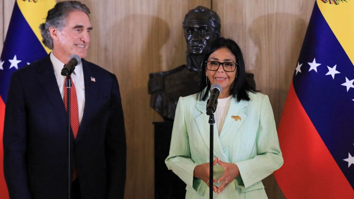 Presidenta interina de Venezuela, Delcy Rodríguez (der.), hablando junto al secretario del Interior de EE. UU., Doug Burgum.