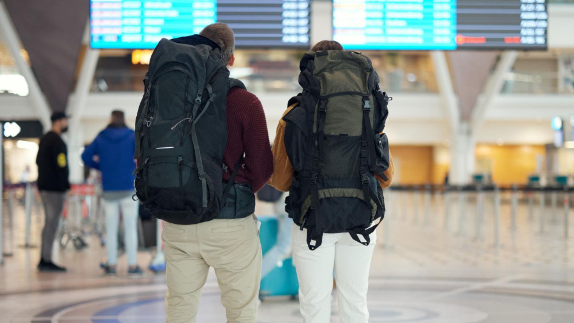 Durante este proceso, los funcionarios verifican documentos como el pasaporte y la información que está registrada en los sistemas de migración. 