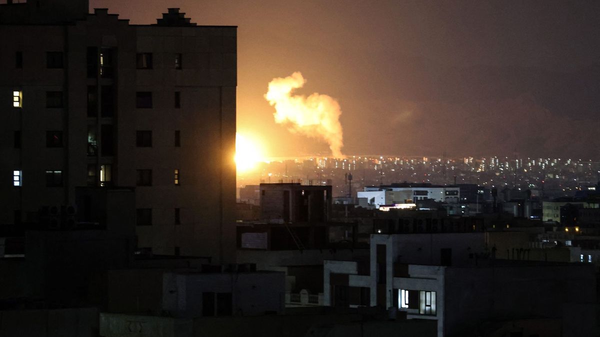 El humo se eleva tras los ataques aéreos en una zona central de la capital iraní, Teherán, el 6 de marzo de 2026.