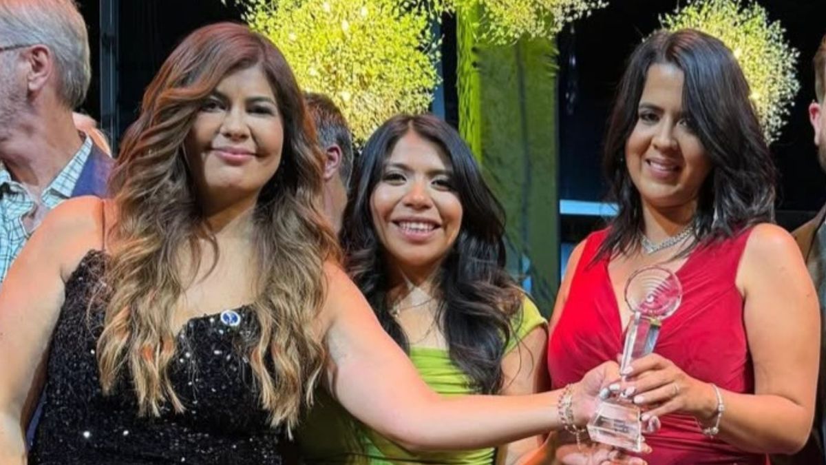 Estefany Rodríguez (der.), periodista barranquillera fue detenida por agentes de inmigración del ICE, en Estados Unidos