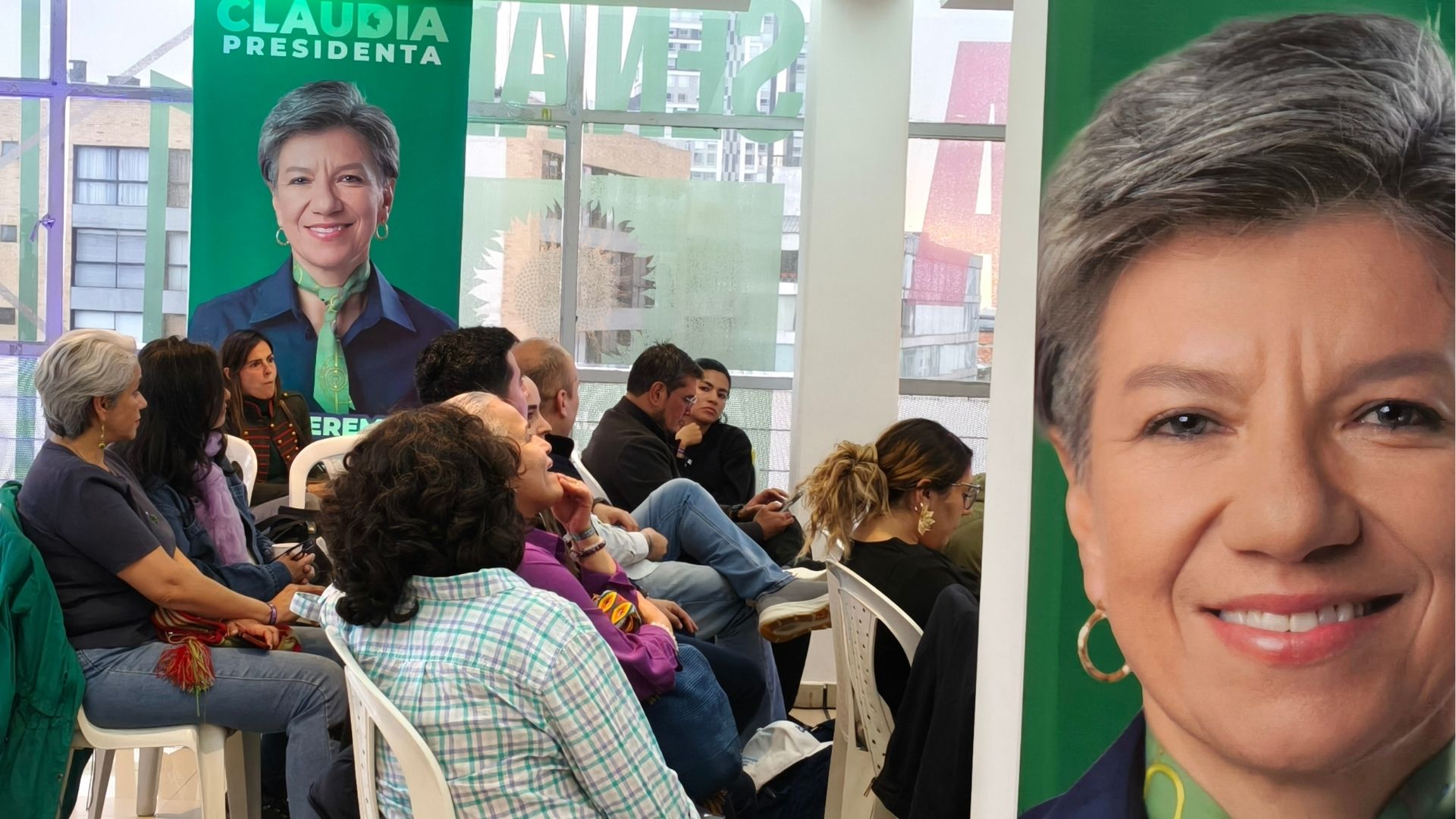 Unas setenta personas esperaron los resultados que dieron a Claudia López como ganadora de la Consulta de las Soluciones. Su ánimo no era precisamente el mejor.