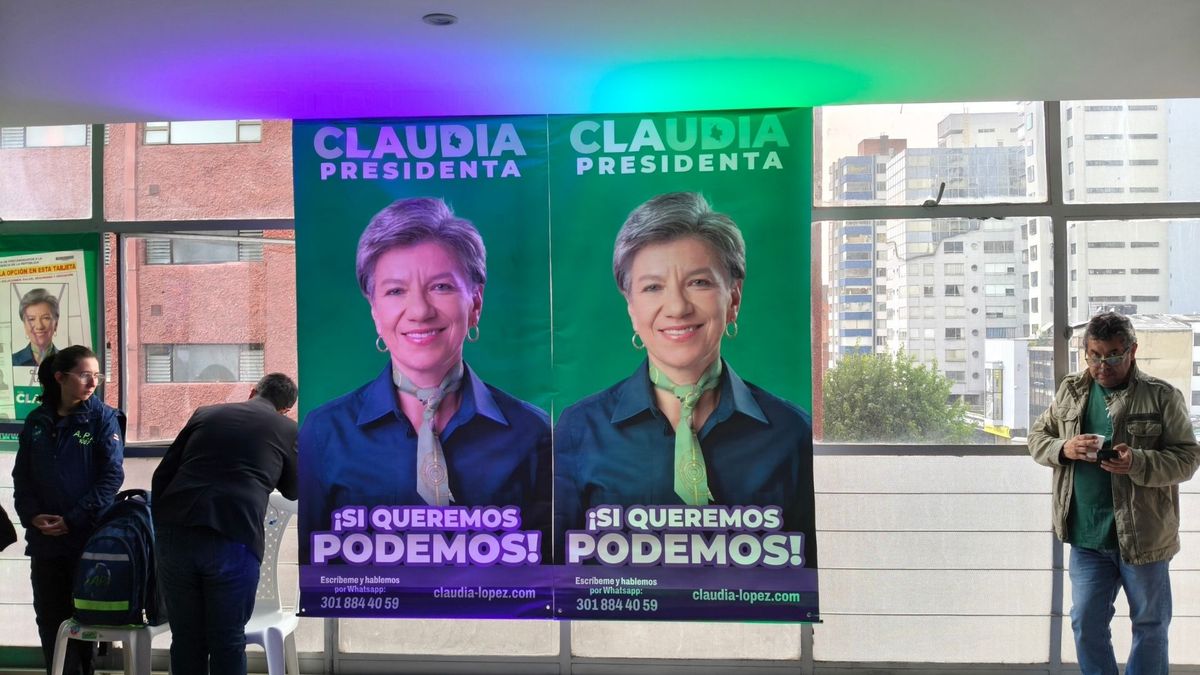 En Chapinero, en el oriente de Bogotá, varias docenas de simpatizantes de Claudia López y el centro político esperaban por la candidata para celebrar los resultados de la Consulta de las Soluciones.