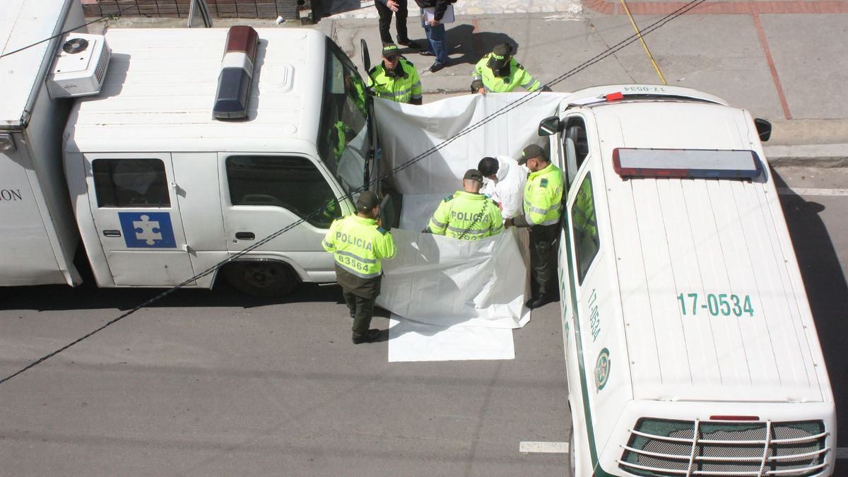 Levantamiento de cuerpo por parte de la Policía y la Fiscalía
