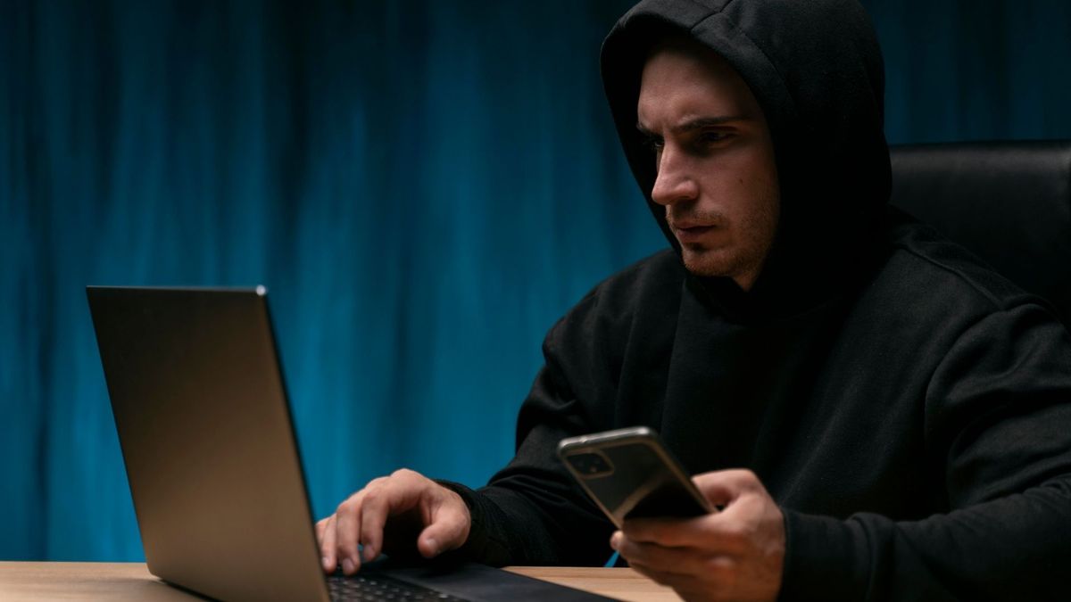 Expertos explican qué hacer tras el hackeo de una cuenta bancaria.