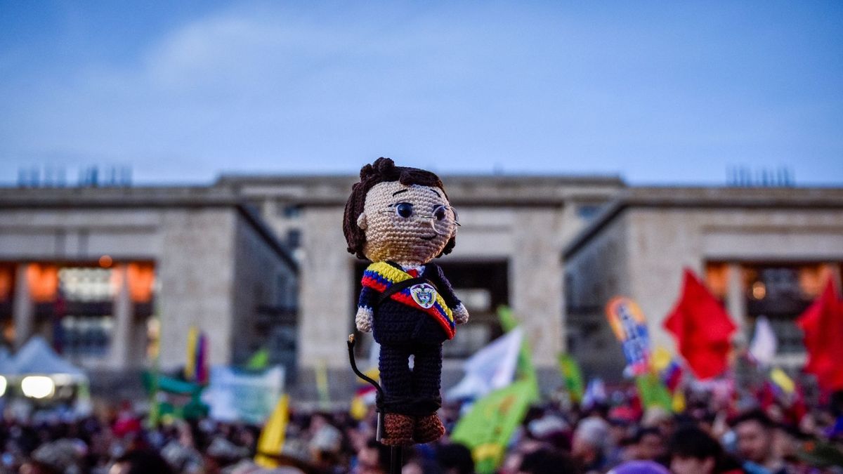 El 19 de febrero, cientos de personas se manifestaron en la Plaza de Bolívar, frente al Palacio de Justicia, en contra de la suspensión del salario mínimo por parte del Consejo de Estado.