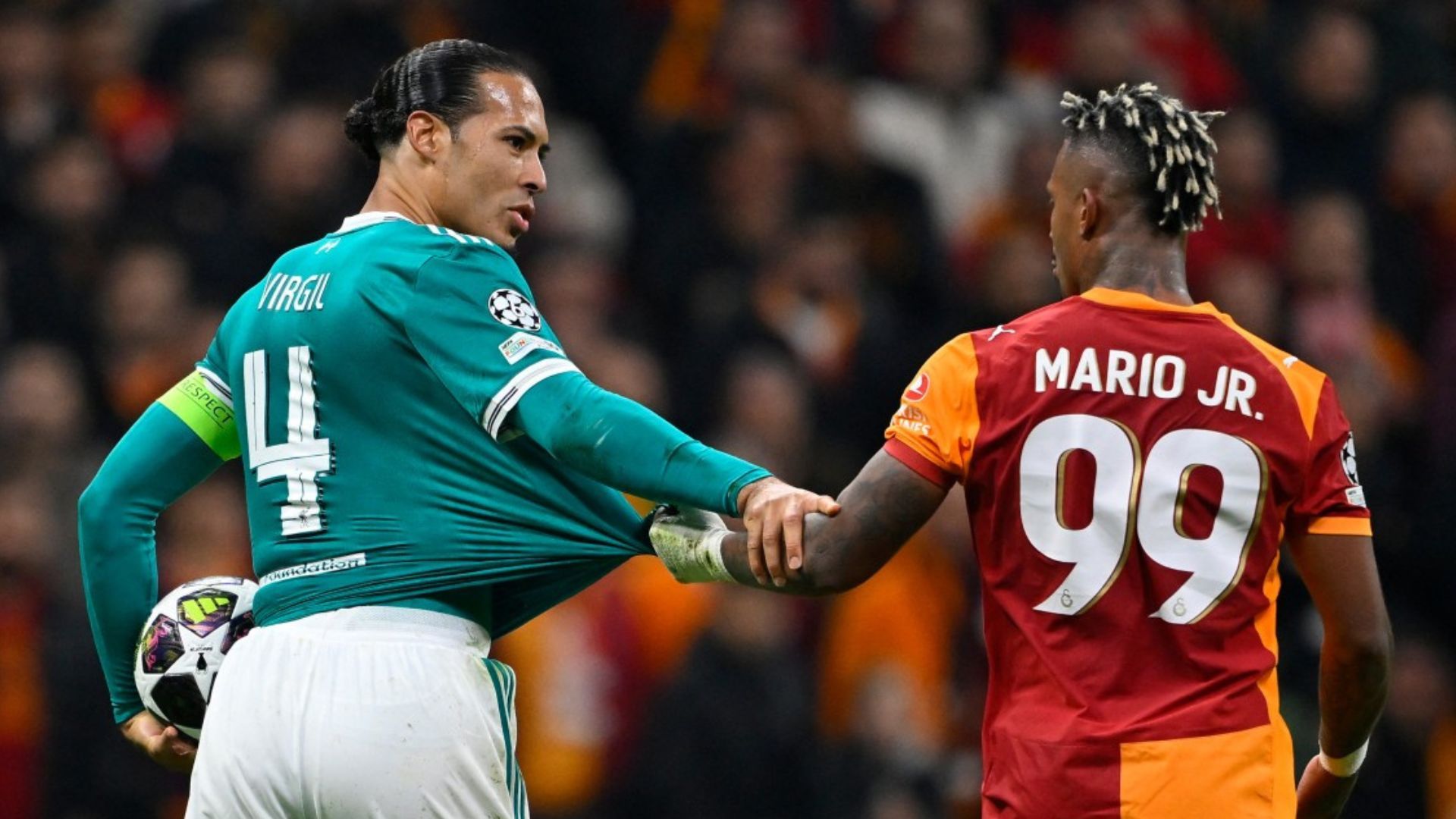 El equipo turco sorprendió a Liverpool en su estadio.