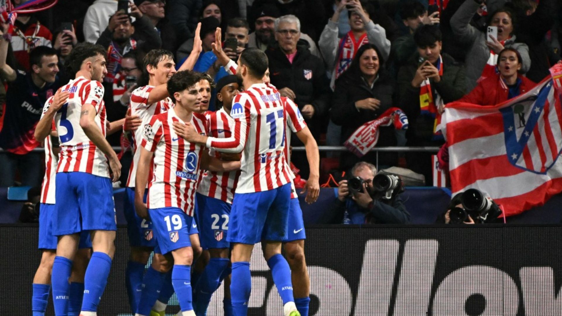 El equipo colchonero celebró en Madrid su goleada.
