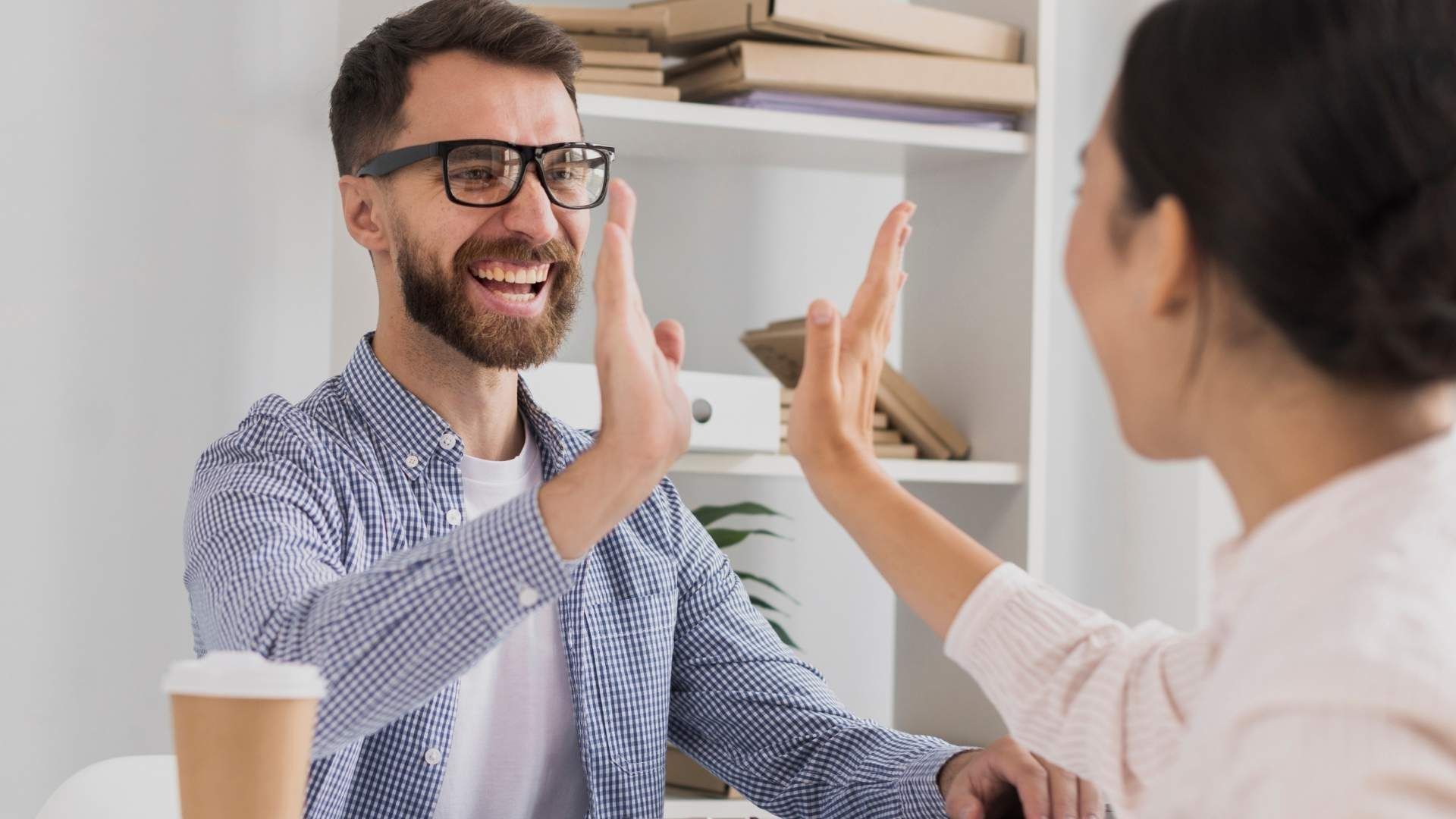 Un estudio analizó qué ocurre cuando los empleados comentan sobre su jefe con compañeros y halló efectos en la interacción laboral.