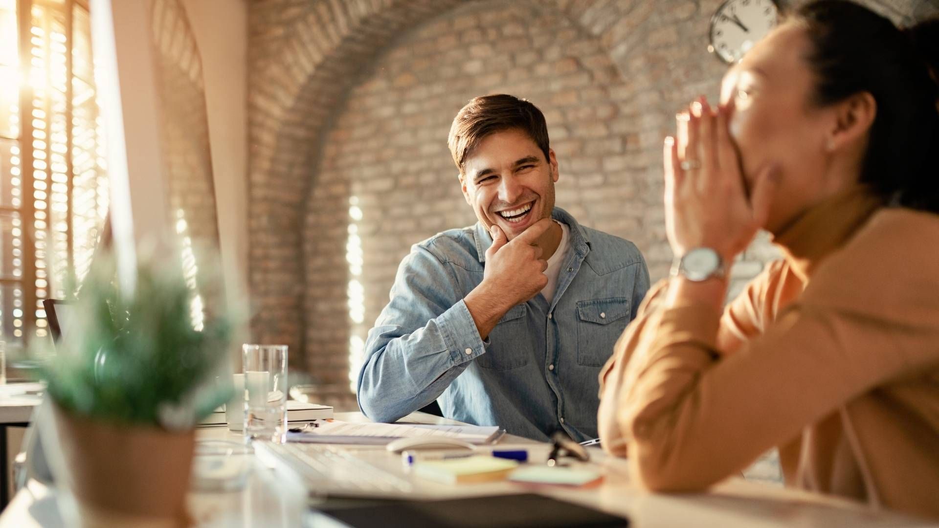 Un estudio analizó las conversaciones sobre el jefe en el trabajo y reveló efectos inesperados en la dinámica entre empleados.