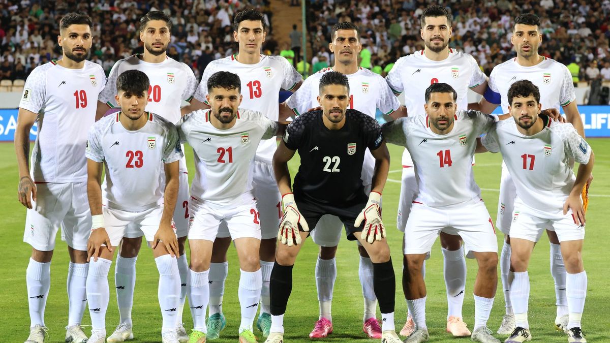 Los jugadores de Irán posan para una foto de equipo antes del partido de fútbol del grupo A de las eliminatorias de la zona Asia de la Copa Mundial de la FIFA 2026