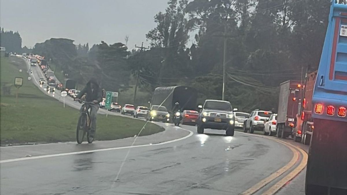 Monumental trancón en la vía Chía - Cota por accidente de tránsito.