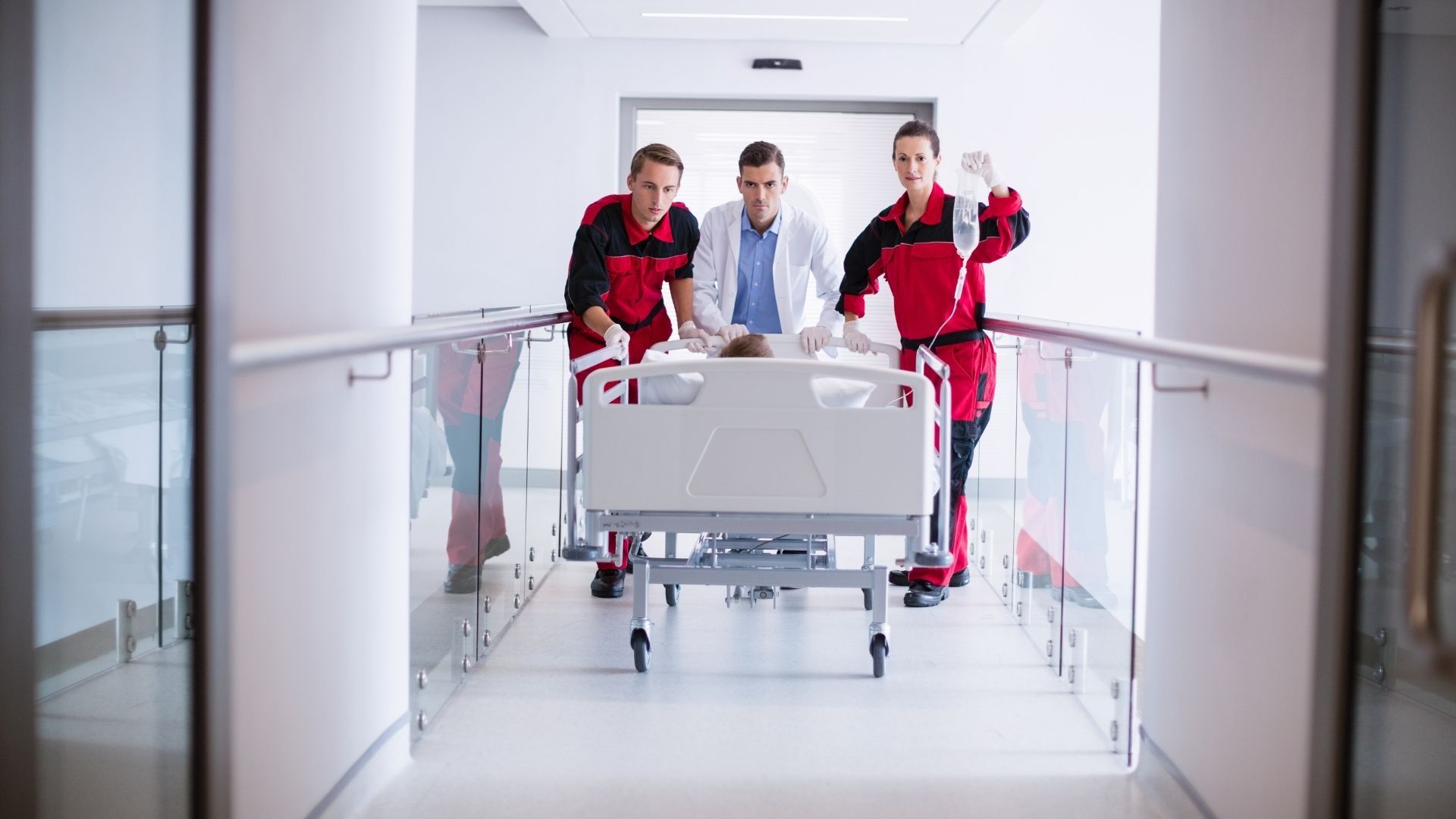 El dolor en un lado del abdomen acompañado de mareo o sangrado puede indicar una emergencia médica.