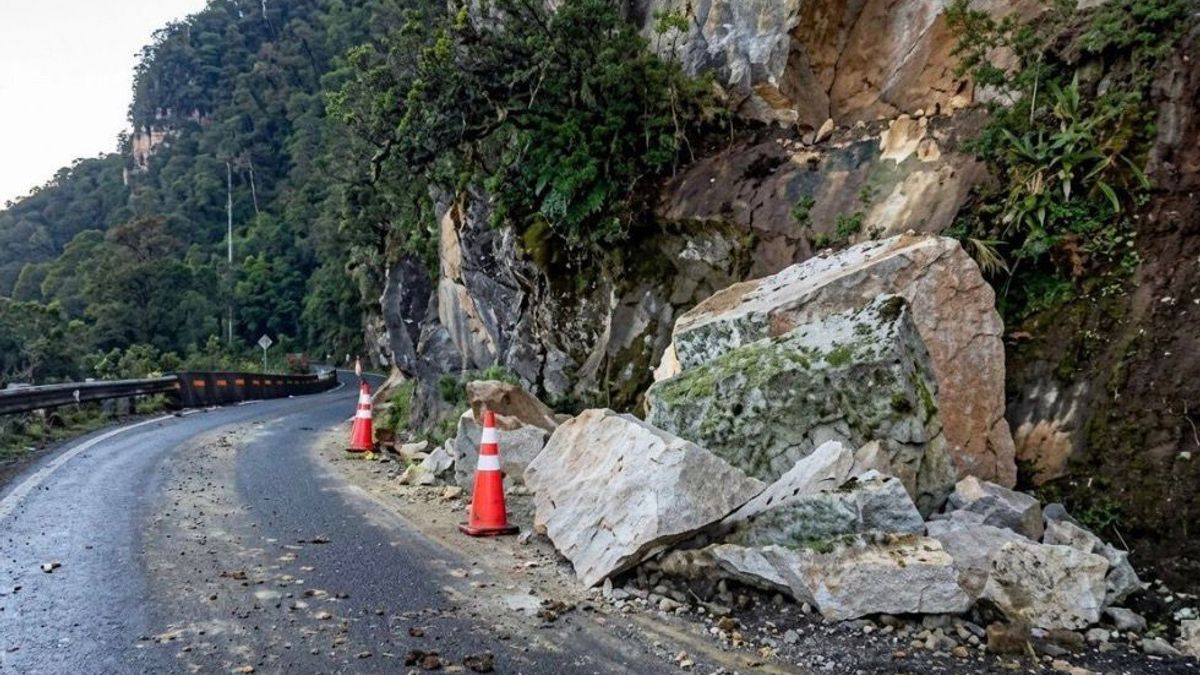 Cierre de la vía Bogotá - Choachí por caída de rocas.