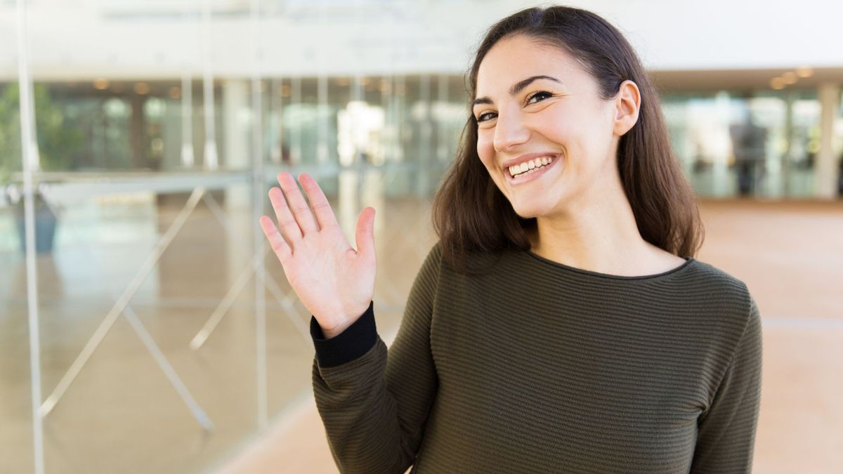 El saludo es una de las formas más comunes de iniciar una conversación.
