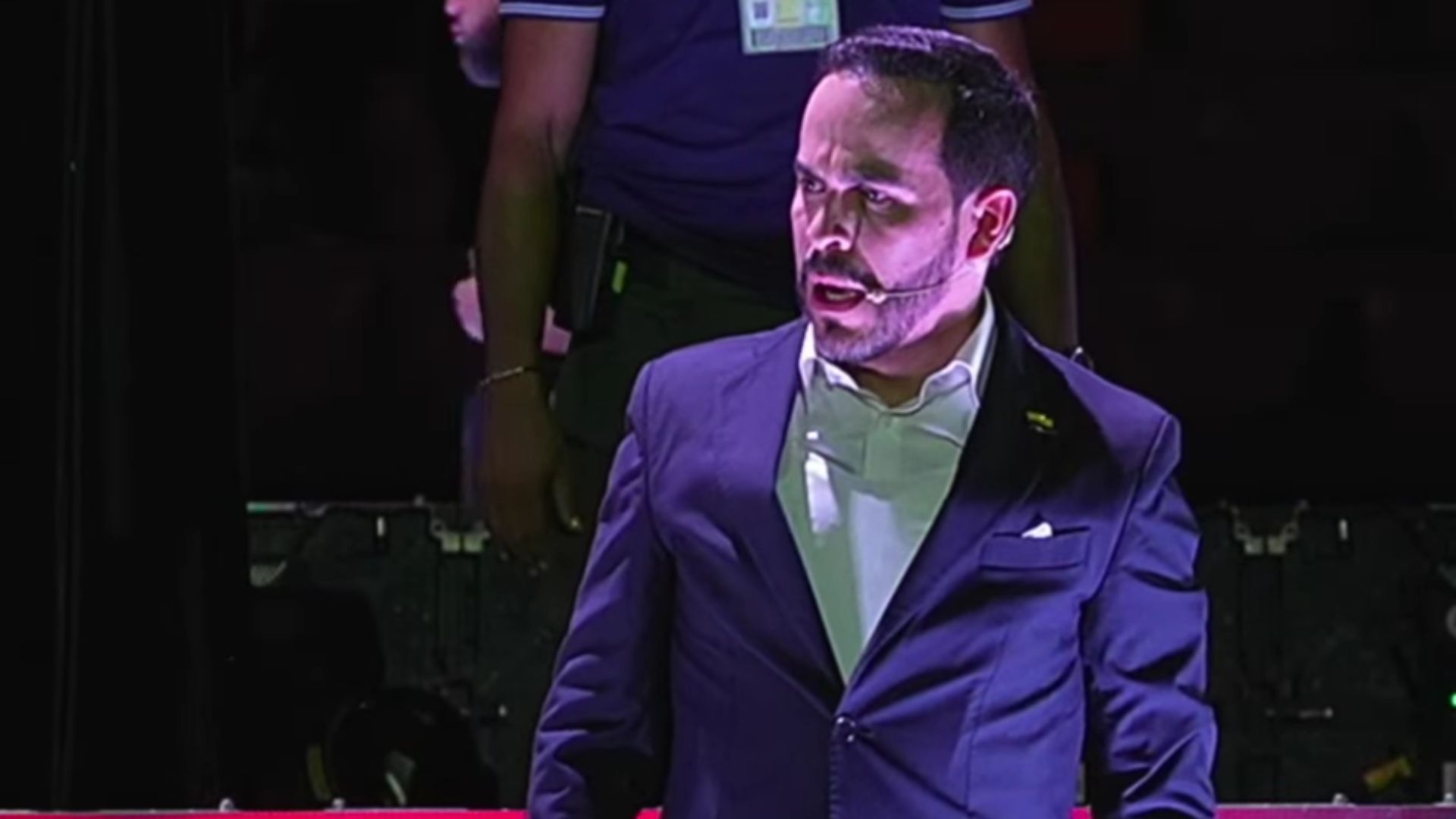 El candidato presidencial prometió vías, acueducto y salud para Cali.