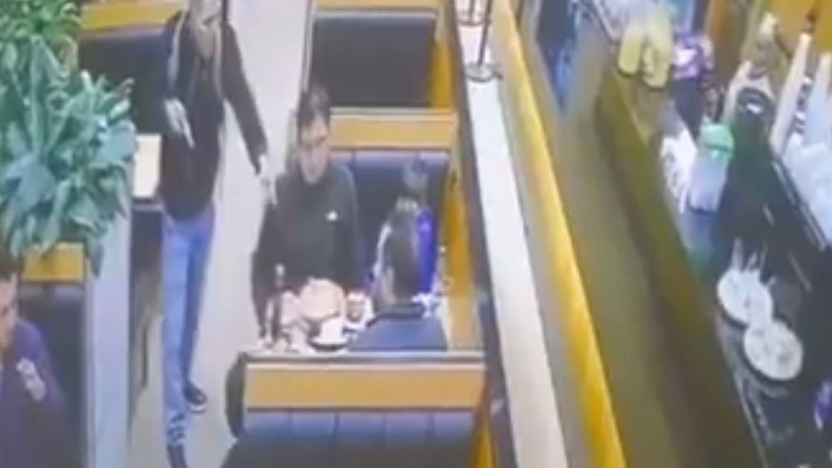 Hombre armado amenazó niños y adultos en medio de asalto en panadería de Bogotá.