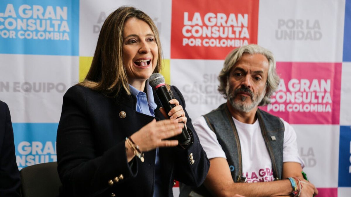 Con este hecho, Paloma da inicio formal a su carrera por llegar a la Casa de Nariño de la mano de Oviedo