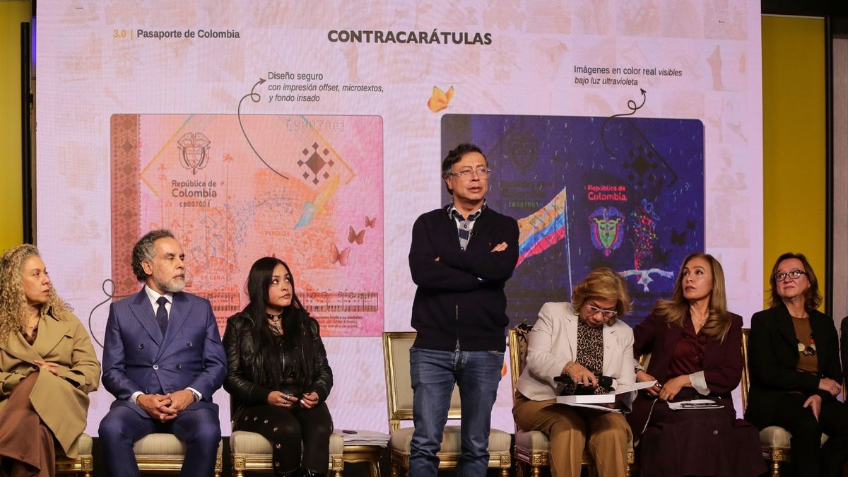 La canciller Rosa Villavicencio y el presidente Gustavo Petro presentaron en febrero el nuevo modelo de pasaportes colombianos, que empezará a expedirse en abril. La Procuraduría tiene varios reparos.
