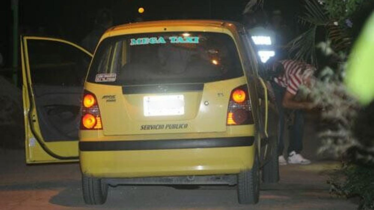 Retén policial en Bogotá permitió hallar un arma y celulares robados dentro del taxi.