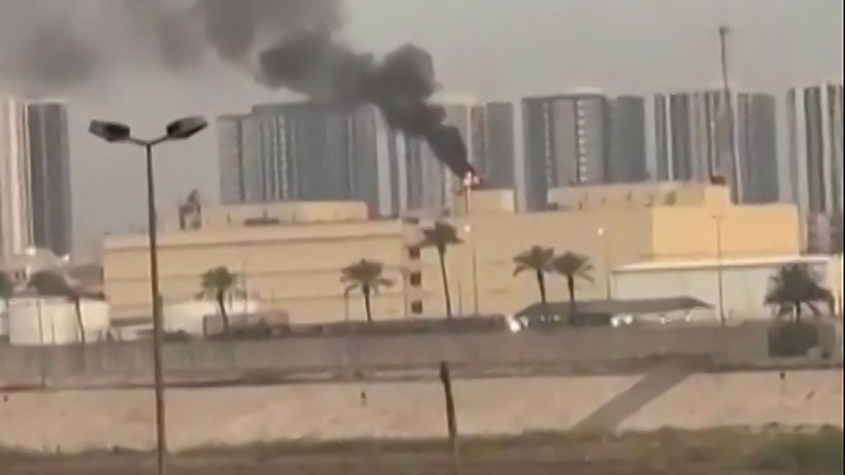 Humo y llamas se observaron en la embajada de Estados Unidos en Bagdad tras el impacto de un dron en la Zona Verde.