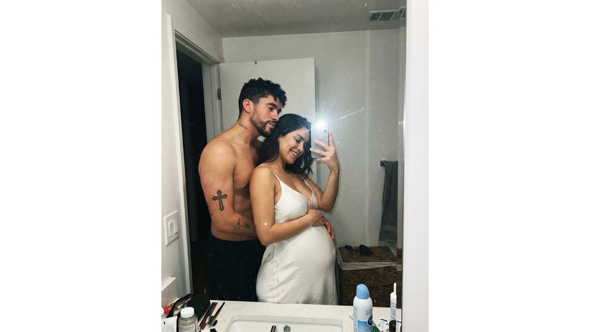 Una fotografía viral muestra a Bad Bunny junto a una mujer en estado de gestación y se difunde desde varias cuentas en redes.