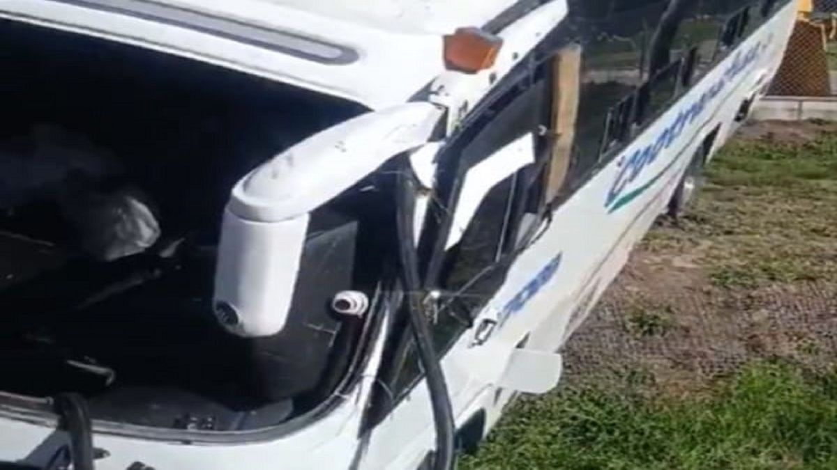 El vehículo sufrió daños en su estructura y terminó fuera de la vía.