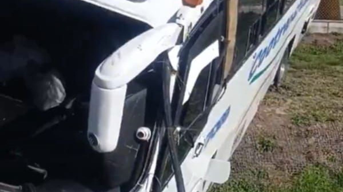 El vehículo sufrió daños en su estructura y terminó fuera de la vía.