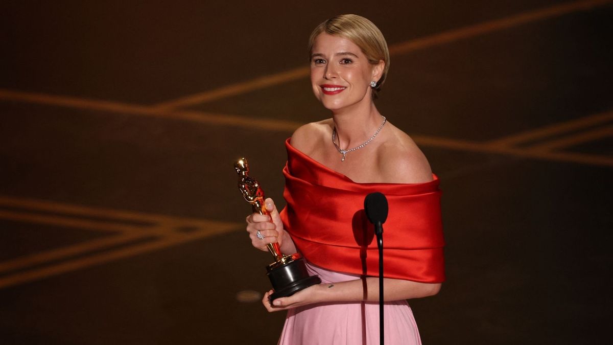 Jessie Buckley con el galardón a mejor actriz tras la ceremonia de los Premios Oscar 2026 por su interpretación en la película Hamnet.
