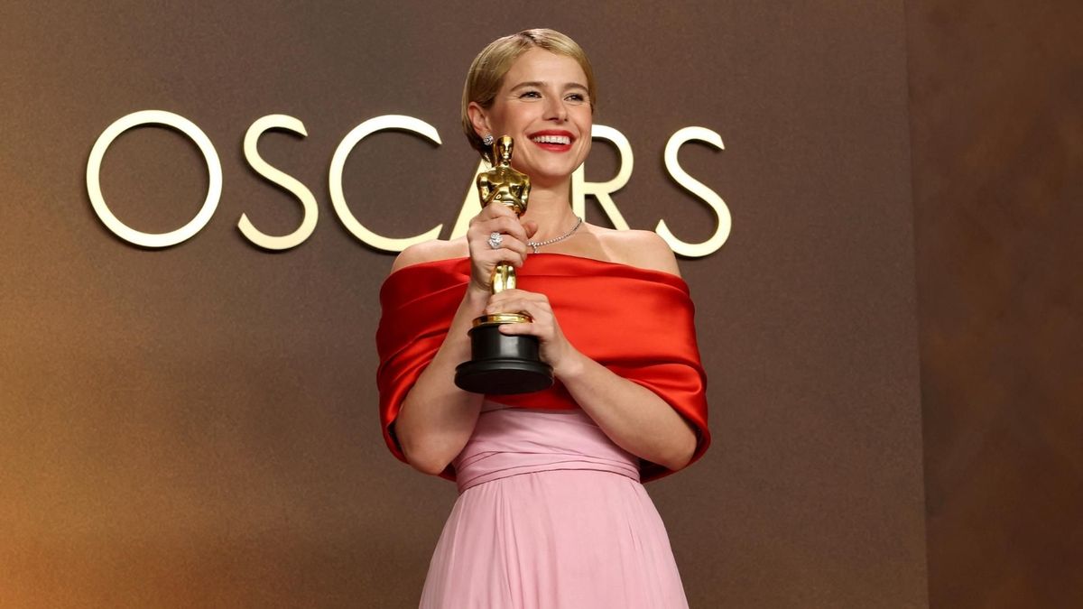 Jessie Buckley con el galardón a mejor actriz tras la ceremonia de los Premios Oscar 2026 por su interpretación en la película Hamnet.