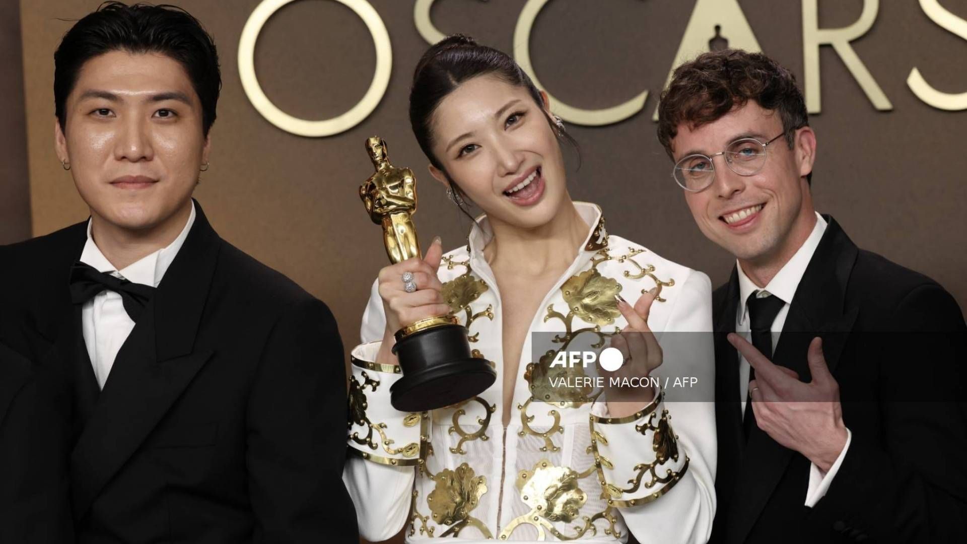 El equipo de ‘KPop Demon Hunters’ celebra el Óscar a Mejor Película de Animación durante la ceremonia.