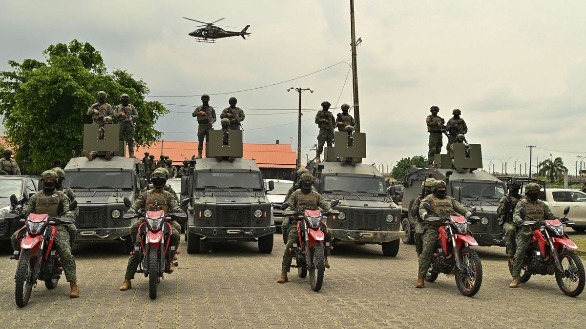 Soldados ecuatorianos toman posiciones en el puesto de mando de La Ferroviaria en Durán, provincia de Guayas, Ecuador