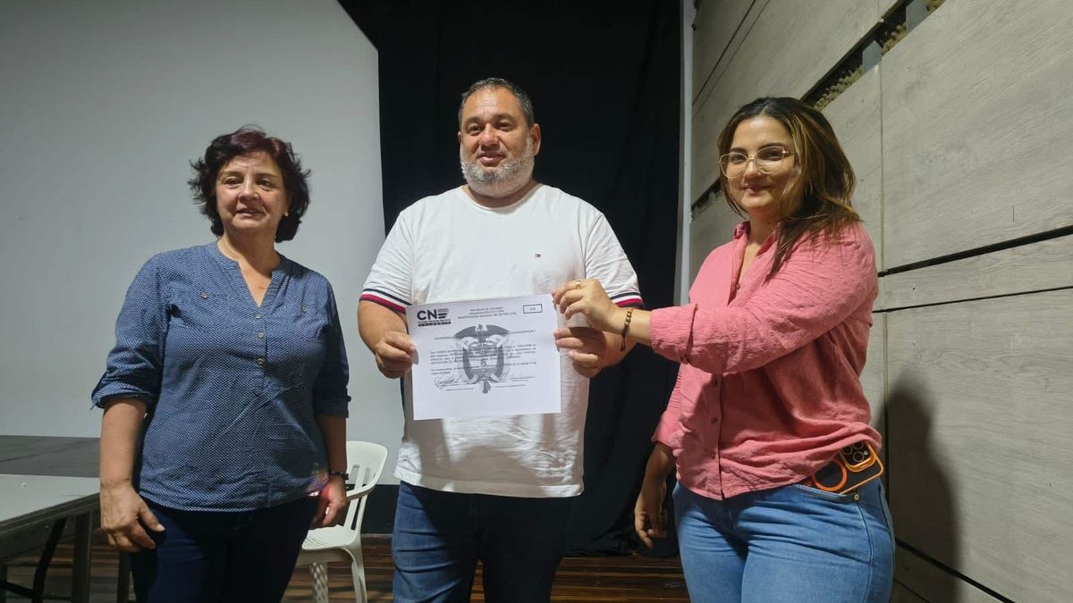 Esposo de Karen Manrique recibió la credencial de la congresista