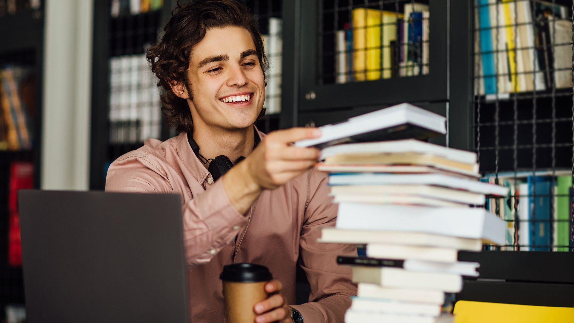 Los interesados pueden aplicar a las vacantes cumpliendo los requisitos.