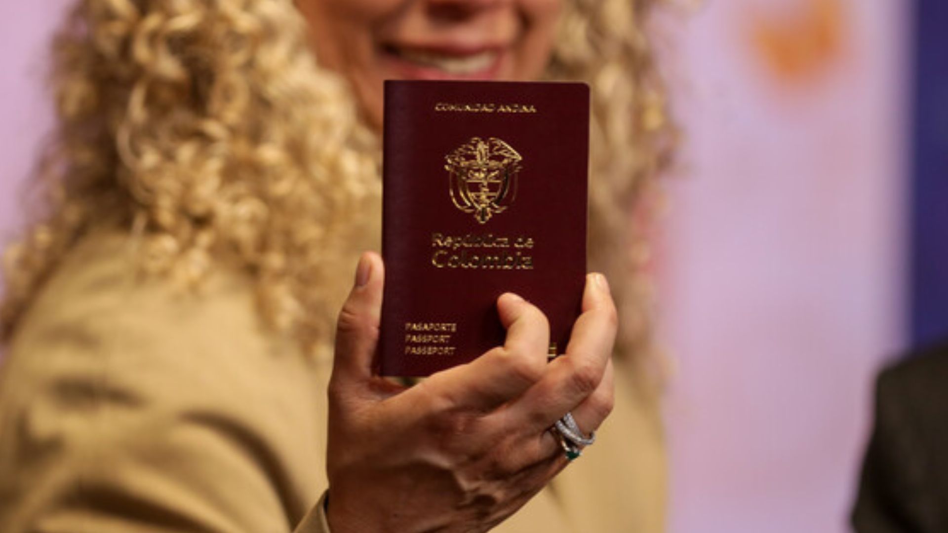 El Gobierno Nacional confirmó que desde el primero de abril comenzará a expedirse un nuevo pasaporte en Colombia.