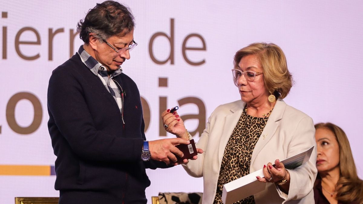 El presidente Gustavo Petro y la canciller Rosa Villavicencio presentaron en febrero el nuevo modelo de pasaportes colombianos, que empezará a expedirse en abril. La transición a las nuevas libretas ha estado cargada de investigaciones y cuestionamientos.