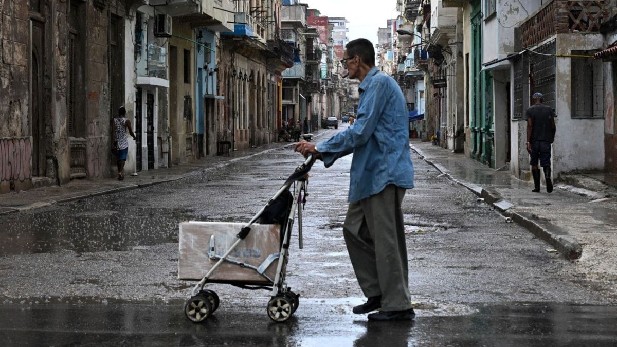 El entrevistado afirmó que frente a la falta de gas y electricidad, explicó que algunas familias cocinan con “madera o carbón”, adaptándose a las condiciones disponibles.