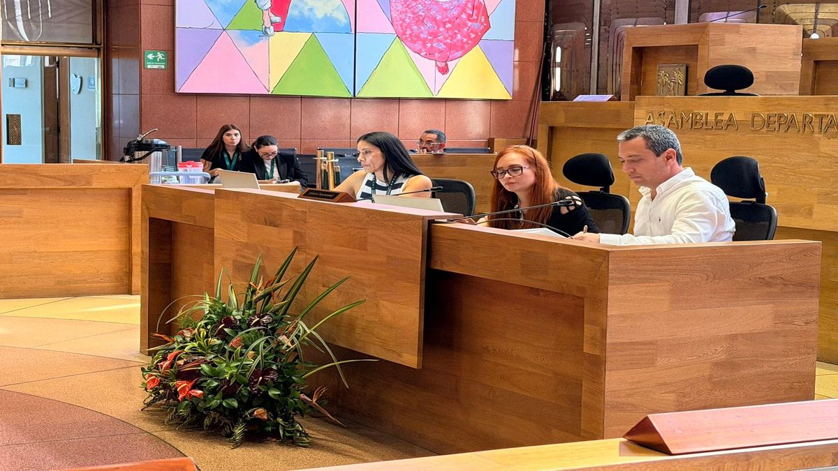 14 diputados de Antioquia declaran persona no grata al candidato presidencial Iván Cepeda, por expresiones que consideran estigmatizantes contra el departamento