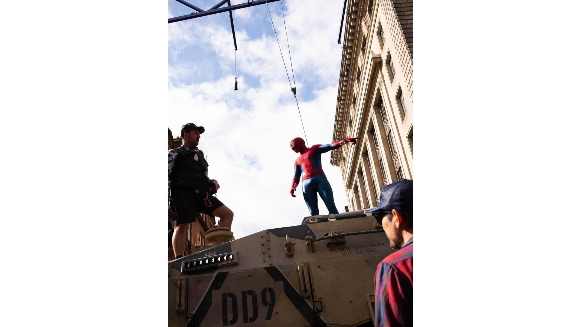 Peter Parker enfrenta un entorno sin identidad mientras investiga una red criminal que opera en Nueva York.