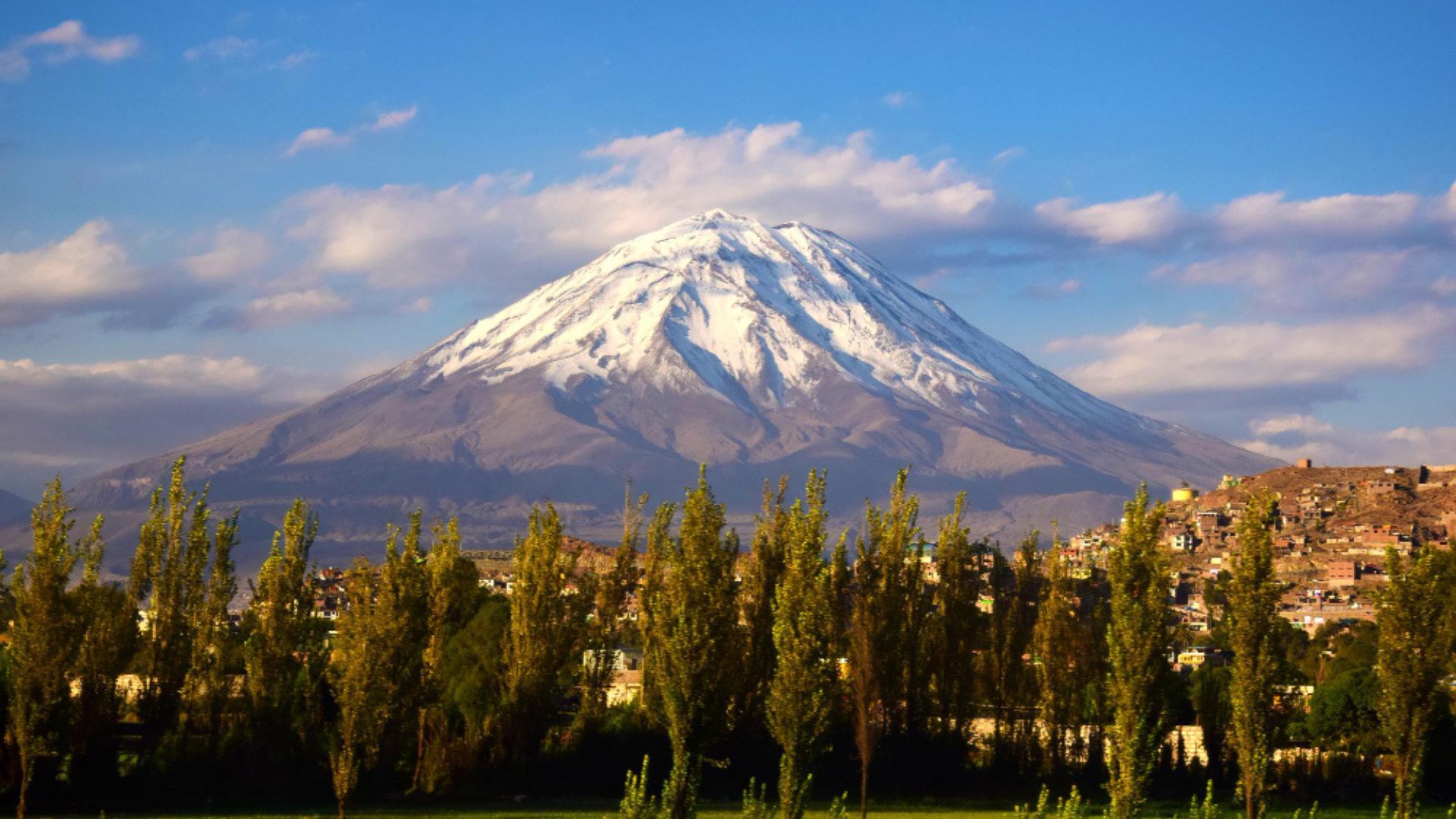 En Colombia, otras poblaciones también han decidido vivir cerca de zonas donde hay volcanes activos, como el caso de Manizales y el volcán Nevado del Ruiz. 