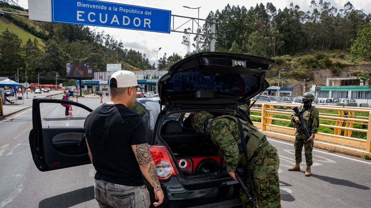 Las Fuerzas Militares adelantan operativos en la frontera entre Colombia y Ecuador, en medio de tensiones políticas de ambos gobiernos por supuestos bombardeos.
