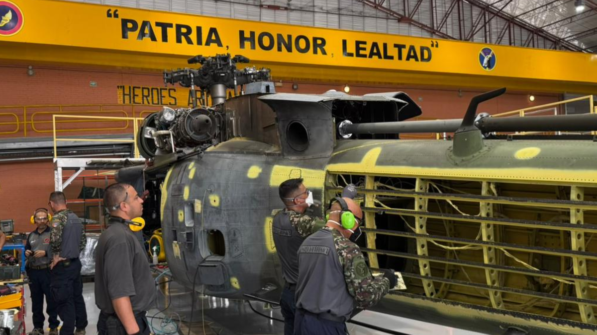 Mantenimiento de un helicóptero Black Hawk del Ejército Nacional.