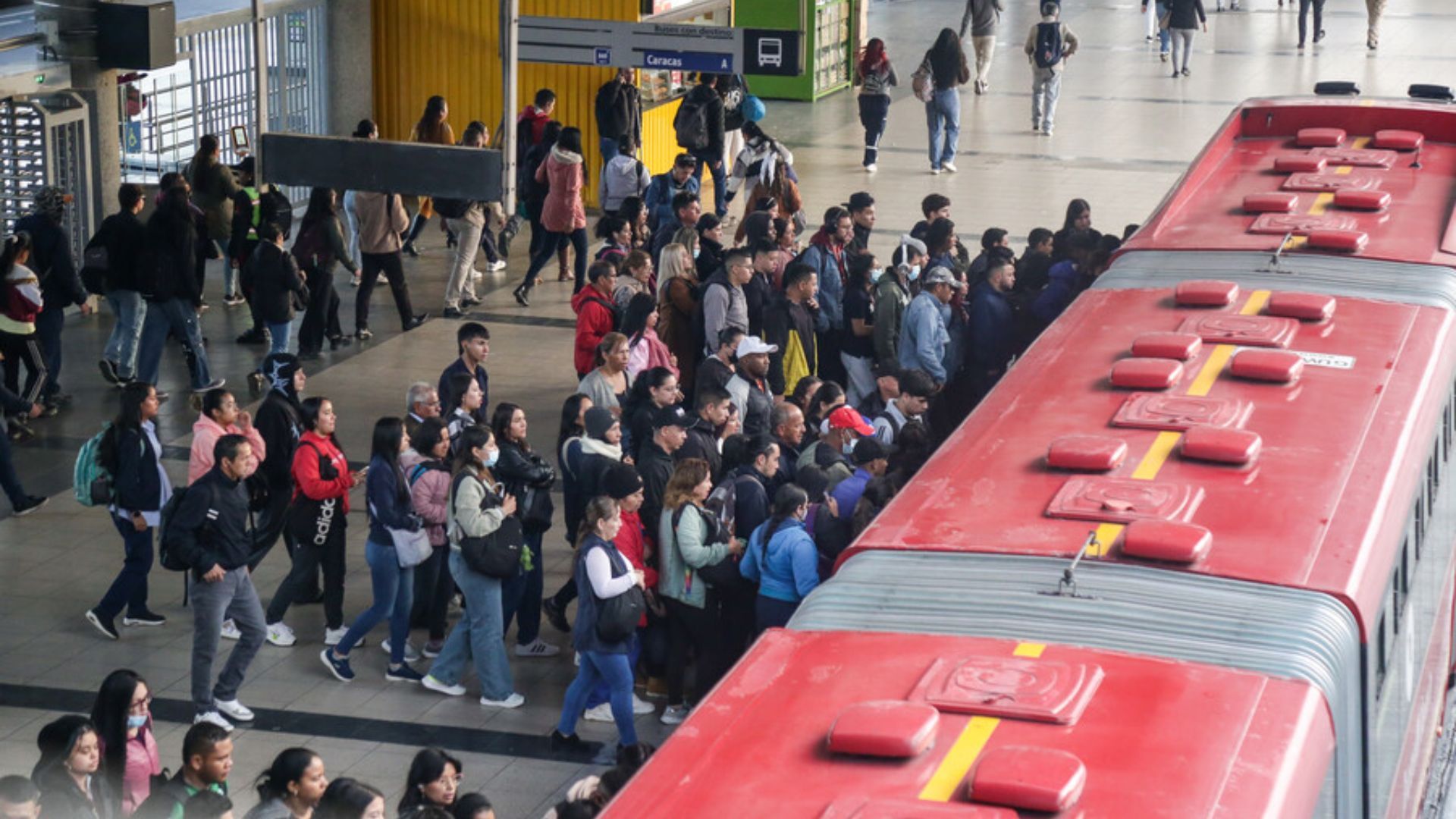 Respecto al tema, Diago lanzó críticas a la administración distrital. “El alcalde Galán y la gerente de Transmilenio no pueden seguir ignorando las realidades del sistema; los bogotanos merecen respeto. Cada día el sistema se vuelve más inseguro, más incómodo, más sucio”, afirmó.