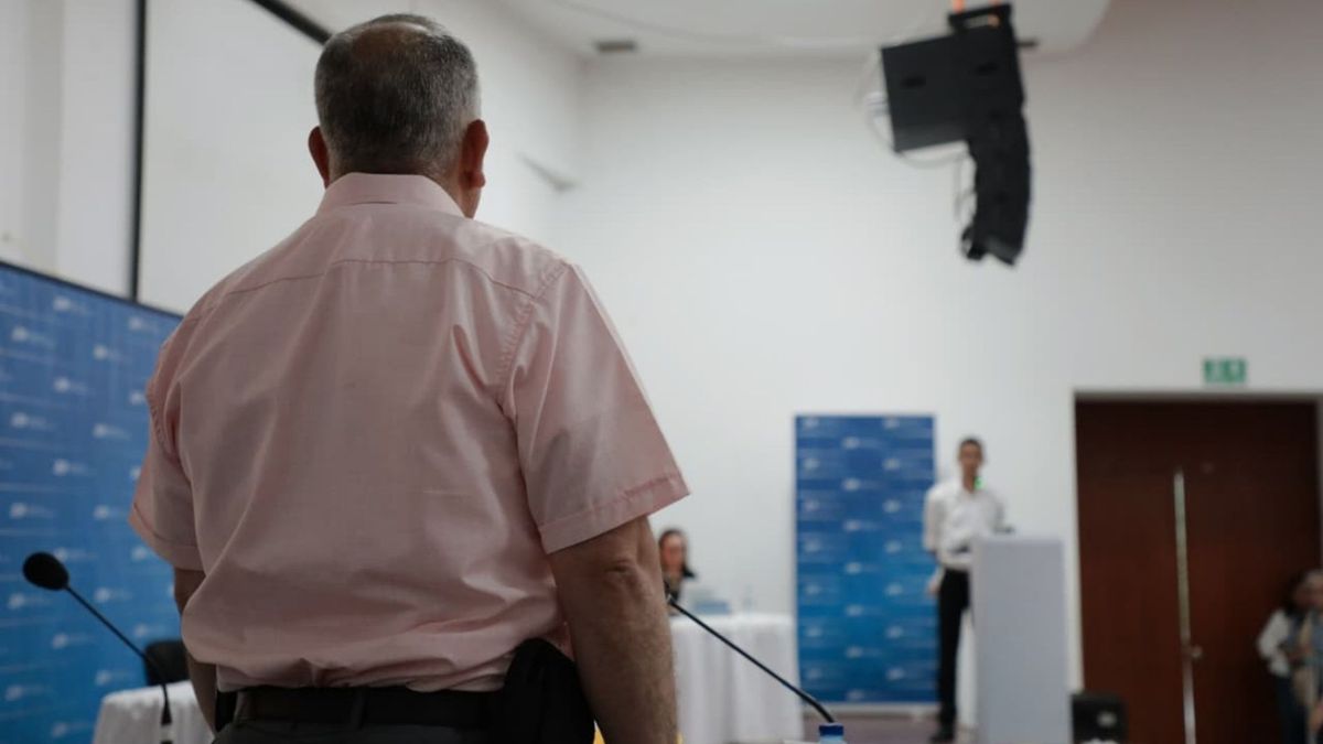 El coronel en retiro Germán León, excomandante de un batallón en Casanare, reconoció ante setenta familiares de víctimas de 'falsos positivos' haber ordenado treinta asesinatos y desapariciones de civiles para presentarlos falsamente como bajas en combate.