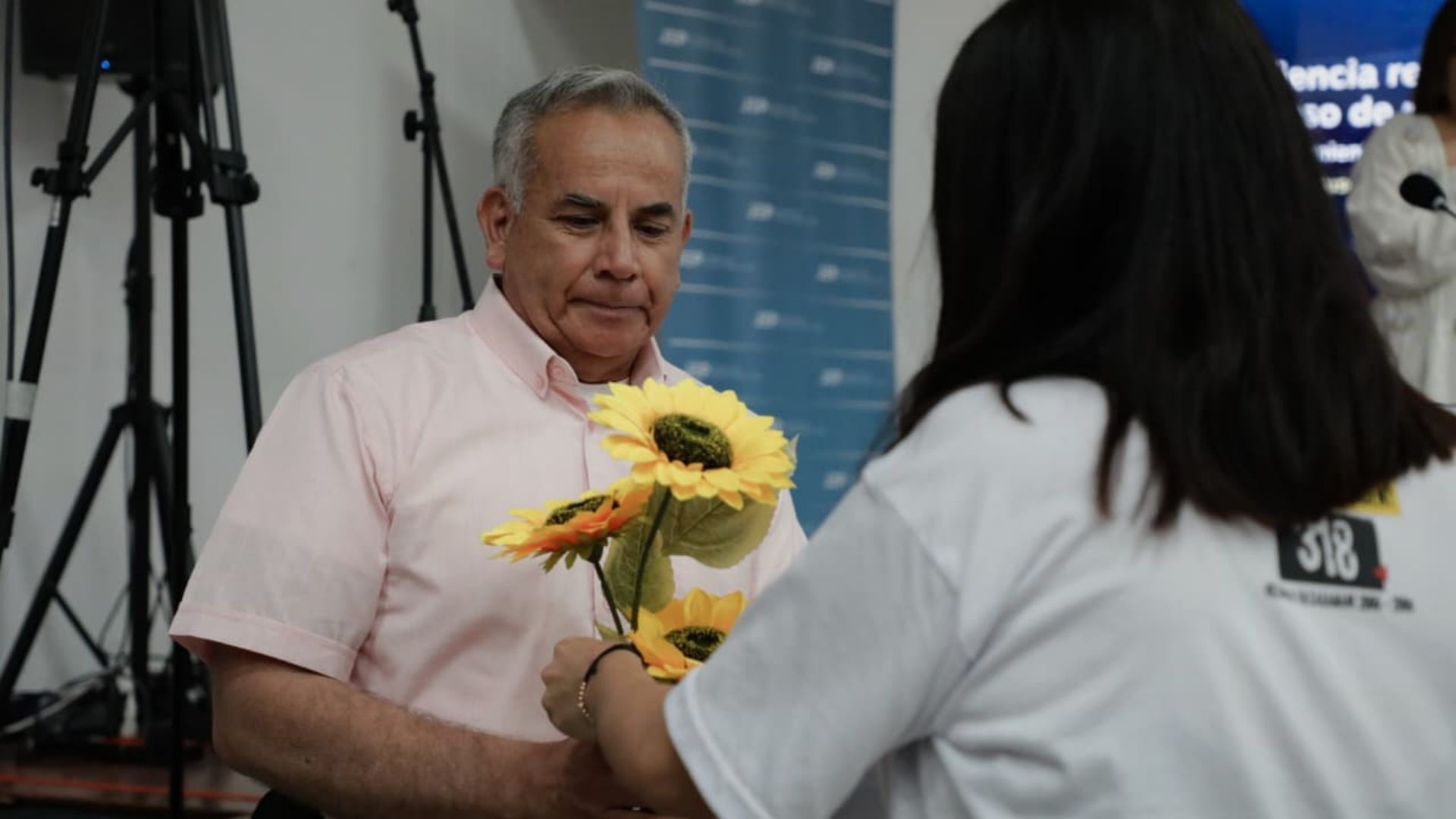 Blanca Nubia Díaz le entregó varios girasoles al coronel Germán León para honrar a las madres que buscan a sus hijos desaparecidos en medio del conflicto armado, principalmente por 'falsos positivos'.