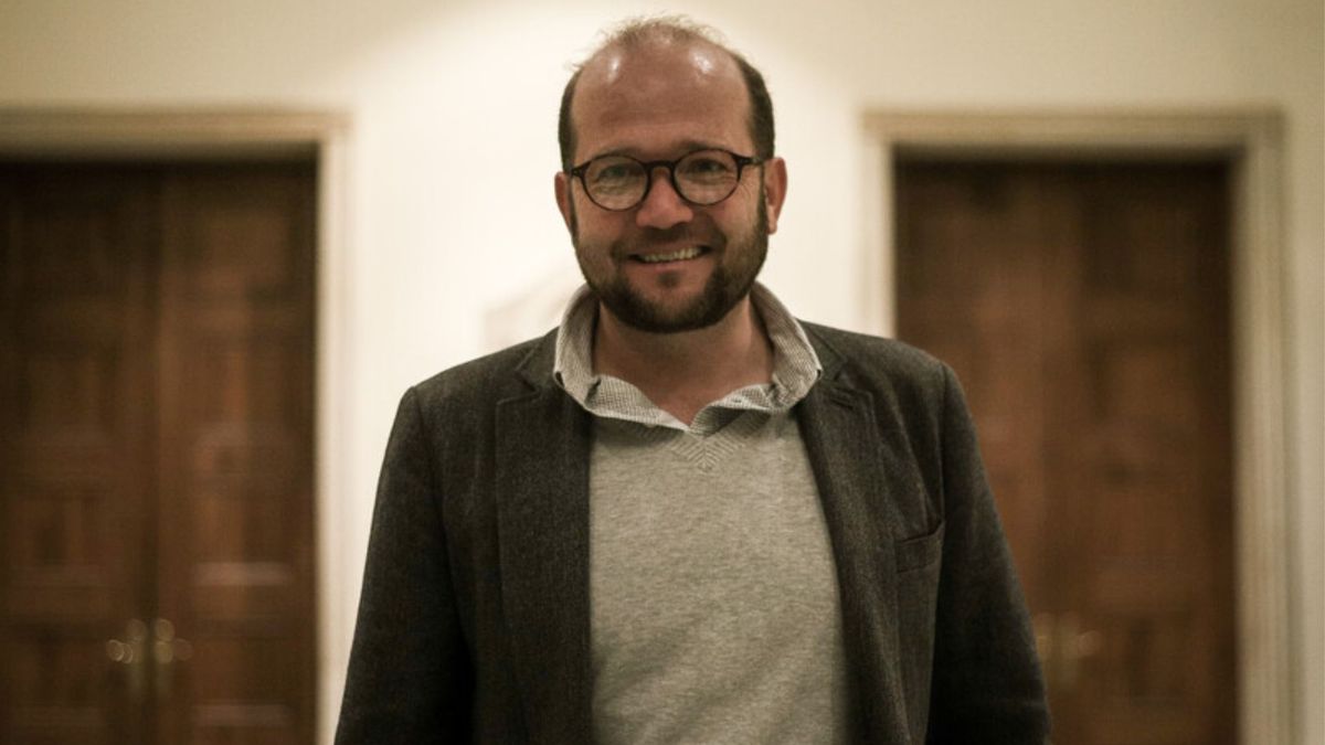 Respecto a figuras que, según su percepción, tienen menor disposición al humor, señaló: “Uribe, cero humor” y añadió que, en su experiencia, “Petro también” presenta una actitud similar frente a este tipo de contenido.