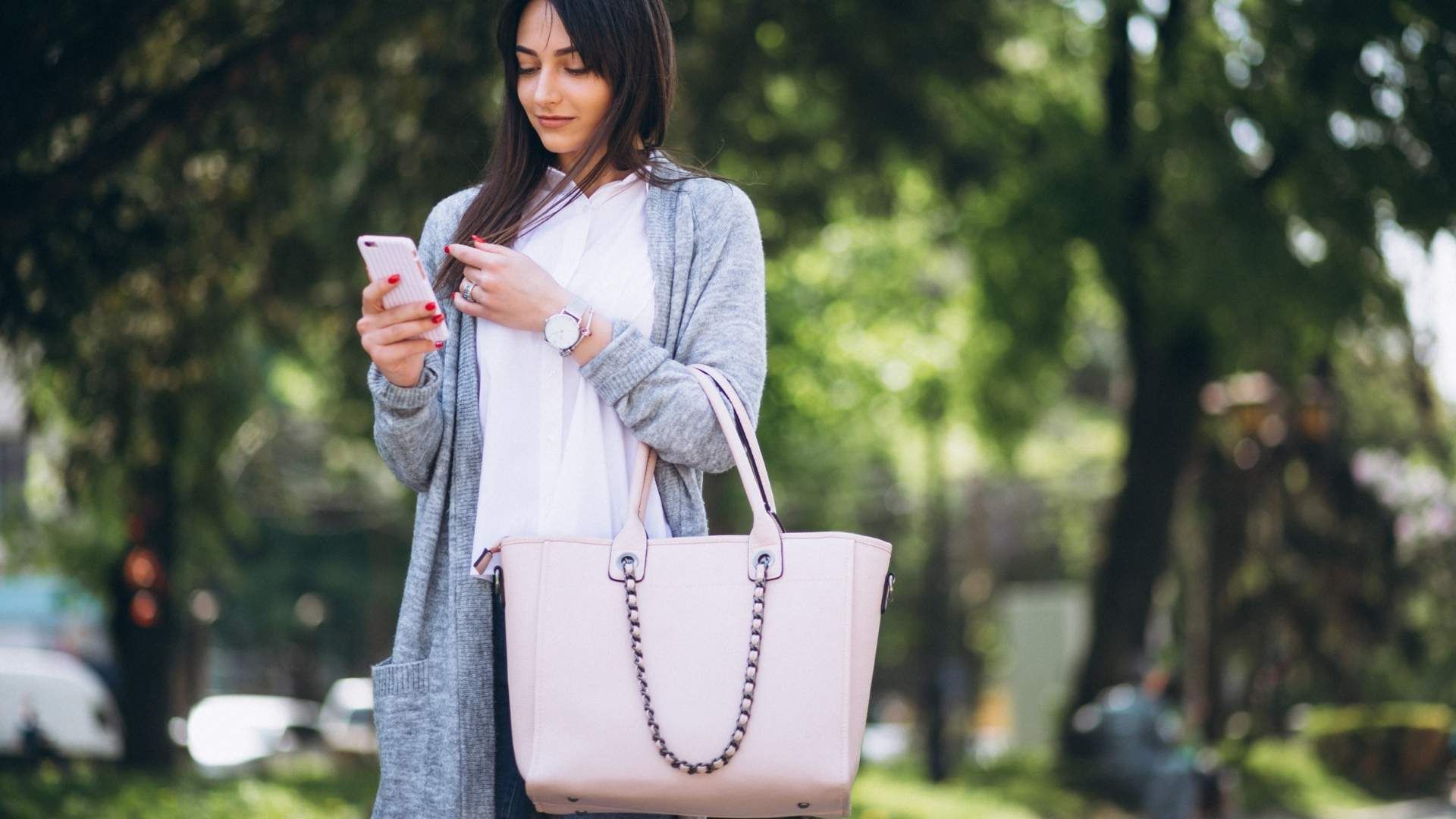 Elegir tonos como beige o rosa permite integrar el bolso con distintos estilos sin recargar el vestuario.