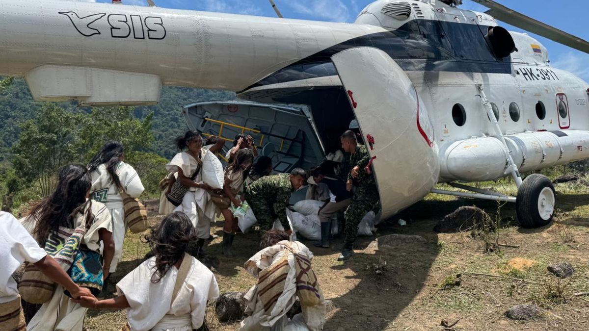 Operación aérea del Ejército lleva ayuda a indígenas en medio de combates en la Sierra Nevada